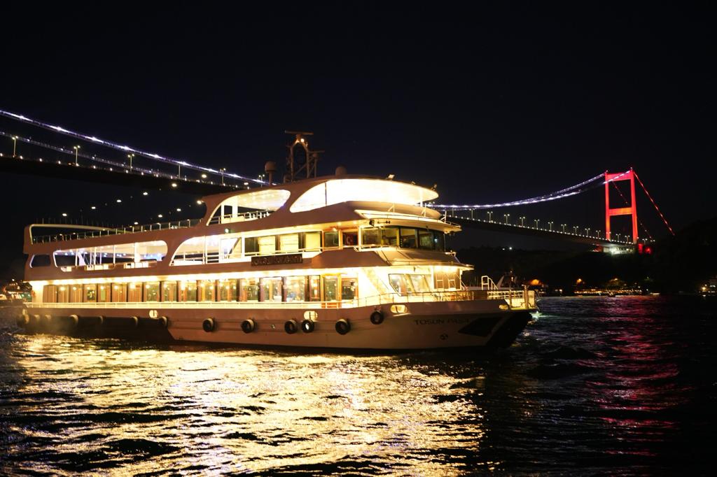 BOSPHORUS DINNER CRUISE & TURKISH NIGHT SHOW (STANDARD TABLE WITH ALCOHOL) 