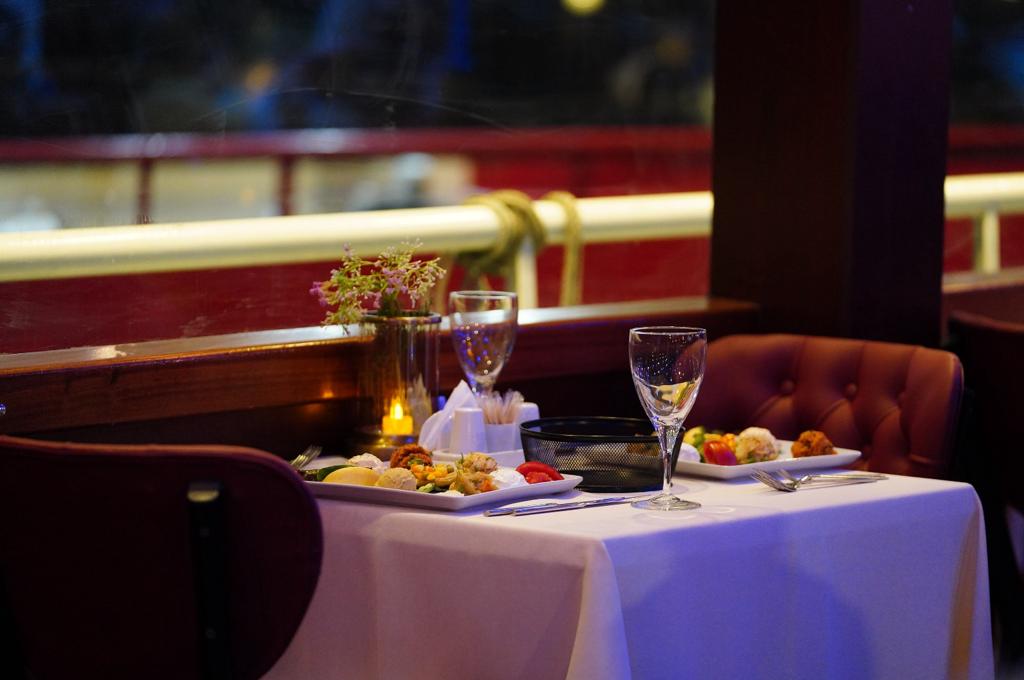 Bosphorus Cruise : BOSPHORUS DINNER CRUISE & TURKISH NIGHT SHOW (VIP TABLE) NO HOTEL TRANSFER