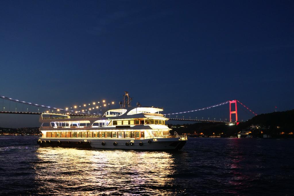 Bosphorus Cruise : BOSPHORUS DINNER CRUISE & TURKISH NIGHT SHOW (VIP TABLE) NO HOTEL TRANSFER