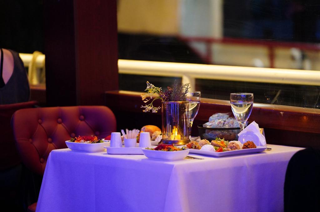 Bosphorus Cruise : BOSPHORUS DINNER CRUISE & TURKISH NIGHT SHOW (VIP TABLE) NO HOTEL TRANSFER