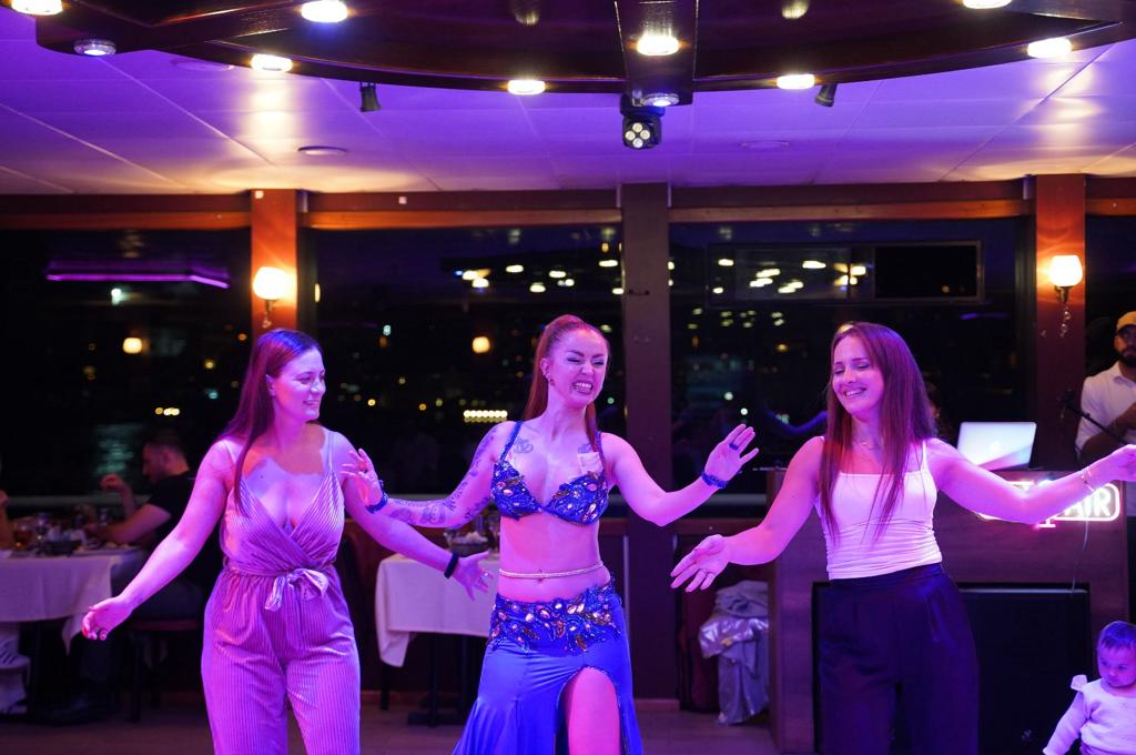 Bosphorus Cruise : BOSPHORUS DINNER CRUISE & TURKISH NIGHT SHOW (VIP TABLE) NO HOTEL TRANSFER